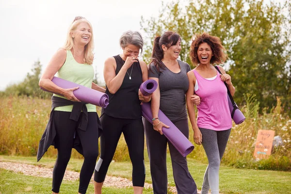 Dışarıdaki Yoga Nzivasına Çekilen Olgun Kadın Arkadaşları Kampın Çinden Geçerek — Stok fotoğraf