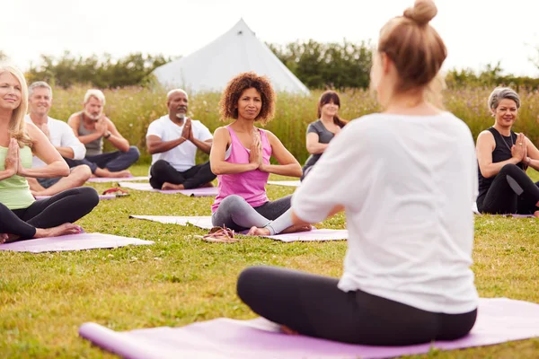 Female Teacher Leading Group Mature Men Women Class Outdoor Yoga — Stock Photo, Image