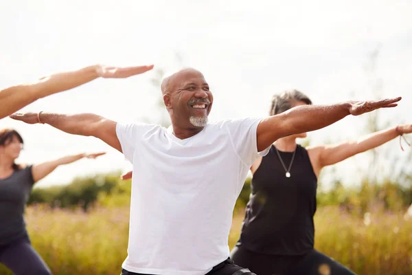 Groupe Hommes Femmes Matures Classe Retraite Yoga Plein Air — Photo