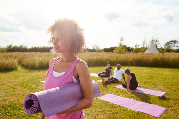 Reife Frau Auf Outdoor Yoga Retreat Mit Freunden Und Zeltplatz — Stockfoto