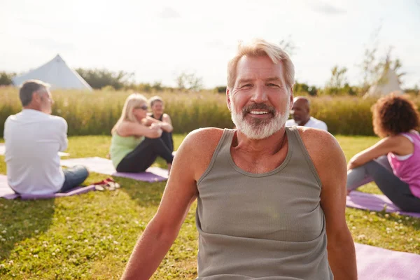 Porträtt Mogen Man Utomhus Yoga Retreat Med Vänner Och Camping — Stockfoto