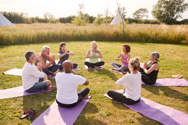 Groupe Hommes Femmes Mûrs Classe Retraite Yoga Plein Air Assis — Photo