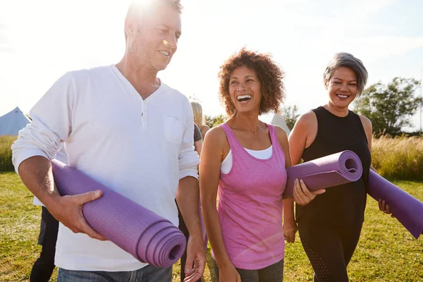 Açık Hava Yoga Sınıfının Sonunda Spor Yapan Olgun Erkek Kadın — Stok fotoğraf