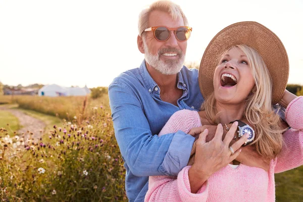 Loving Mature Couple Countryside Hugging Flaring Sun — Stock Photo, Image