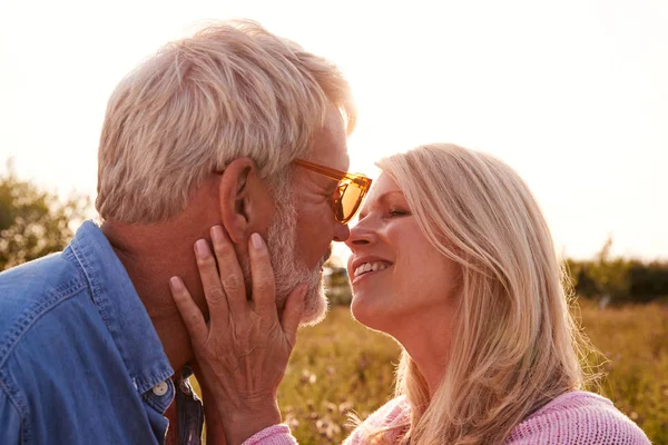 Loving Mature Couple Countryside Kiss Flaring Sun — Stok Foto