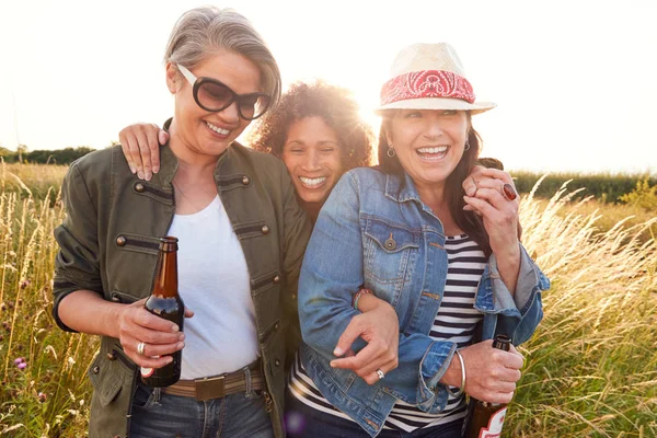 Gruppo Amiche Mature Che Camminano Attraverso Campo Vacanza Campeggio Bevendo — Foto Stock