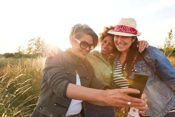 Grupo Amigos Maduras Caminhando Através Campo Acampar Posando Para Selfie — Fotografia de Stock