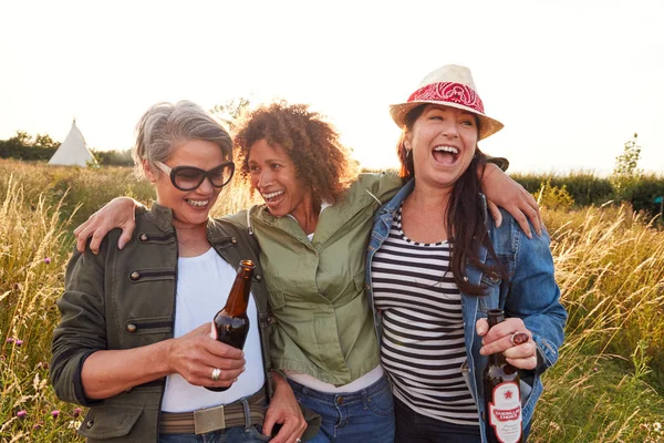 Gruppo Amiche Mature Che Camminano Attraverso Campo Vacanza Campeggio Bevendo — Foto Stock