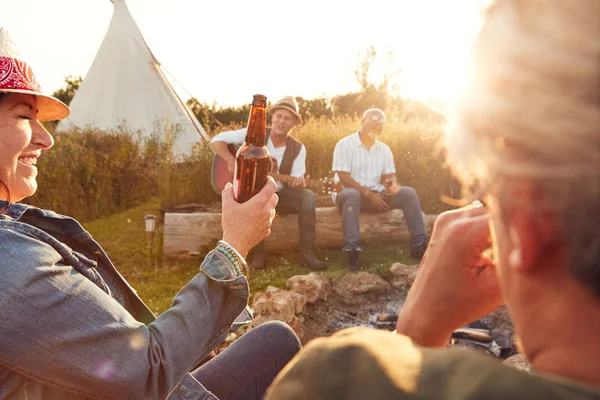 Group Mature Friends Sitting Fire Drink Sing Songs Outdoor Campsite — Stock Photo, Image