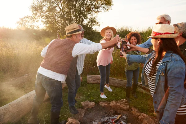 Group Mature Friends Making Toast Sit Fire Sing Songs Outdoor — Stok Foto