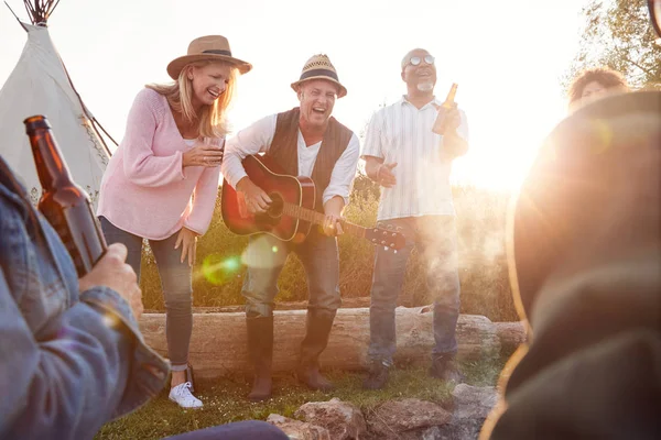 Grupo Amigos Maduros Sentados Redor Fogo Enquanto Bebem Cantam Músicas — Fotografia de Stock