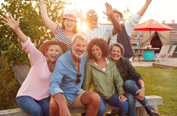 Retrato Amigos Maduros Sentados Alrededor Del Fuego Camping Aire Libre — Foto de Stock