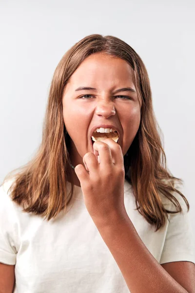 Estudio Retrato Adolescente Comiendo Bocadillo Malsano Patatas Fritas Contra Fondo — Foto de Stock