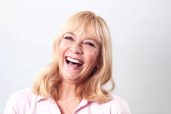 Studio Shot Van Lachen Volwassen Vrouw Tegen Witte Achtergrond Camera — Stockfoto