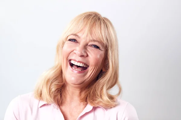 Studio Shot Laughing Femme Mûre Sur Fond Blanc Caméra — Photo