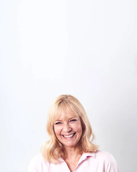 Studio Shot Smiling Mature Woman Contra Fondo Blanco Cámara — Foto de Stock