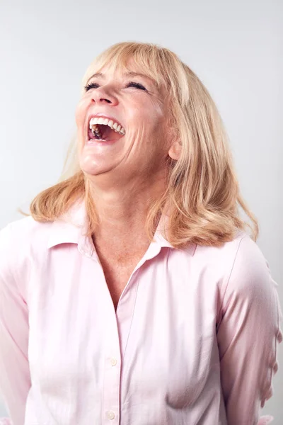 Estúdio Tiro Rir Mulher Madura Contra Fundo Branco Câmera — Fotografia de Stock