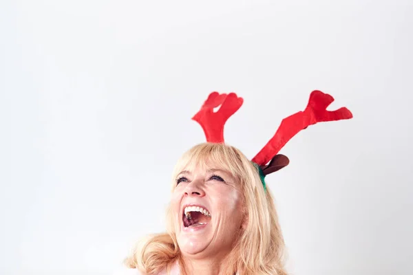 Studio Shot Van Lachen Volwassen Vrouw Dragen Aankleden Rendier Geweien — Stockfoto