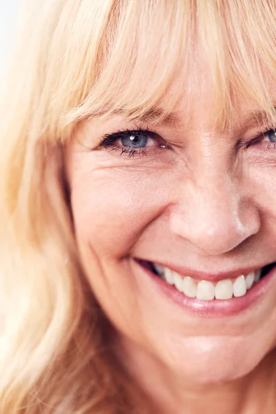 Primer Plano Estudio Sonrisa Mujer Madura Cámara — Foto de Stock