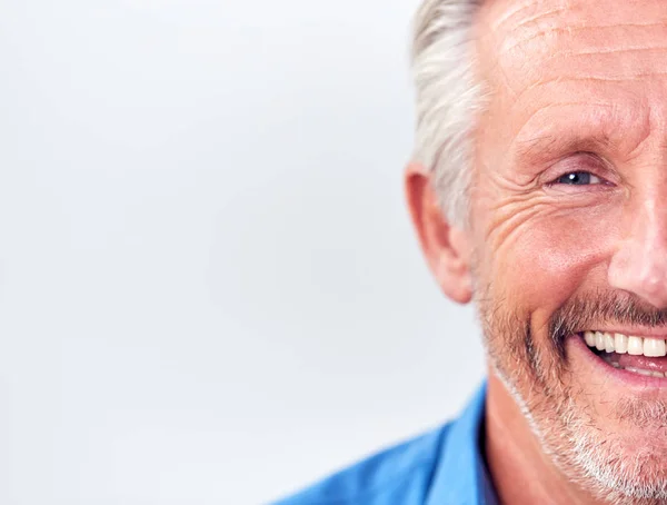 Yetişkin Bir Adamın Beyaz Arka Plana Karşı Çekilip Kameraya Gülüşünün — Stok fotoğraf