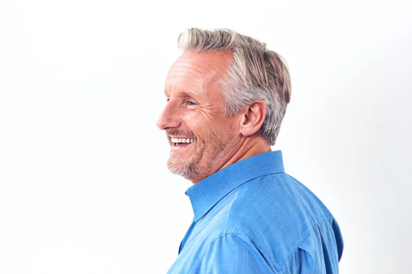 Студийный Снимок Зрелого Мужчины Белом Фоне Смеющегося Перед Камерой — стоковое фото