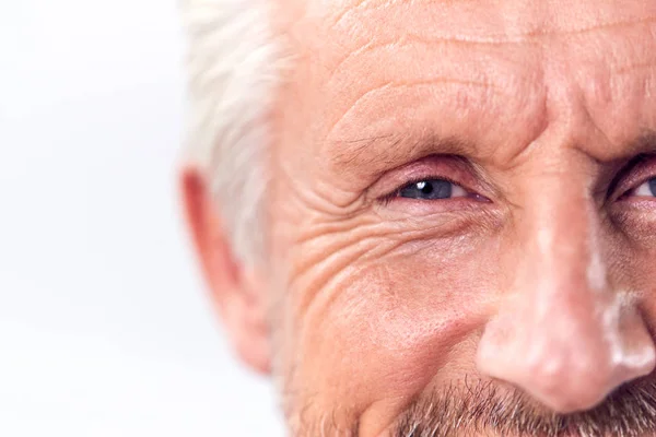 Studio Strzał Dojrzałego Mężczyzny Przycięte Oczy Białym Tle Uśmiecha Się — Zdjęcie stockowe