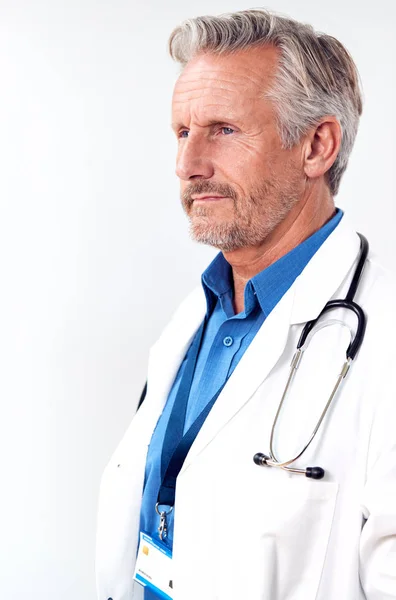 Profil Studio Shot Mature Male Doctor Nosit Bílý Kabát Stetoskop — Stock fotografie