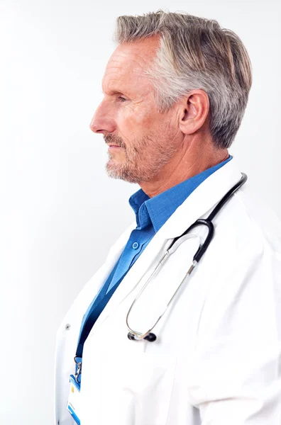 Profil Studio Shot Mature Male Doctor Nosit Bílý Kabát Stetoskop — Stock fotografie