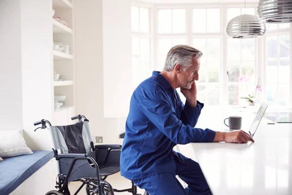 Älterer Behinderter Mann Rollstuhl Hause Mit Laptop Auf Küchentheke — Stockfoto