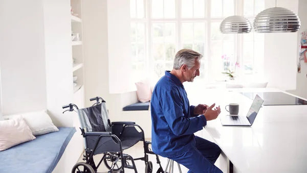 Uomo Maturo Disabile Sedia Rotelle Casa Utilizzando Computer Portatile Sul — Foto Stock