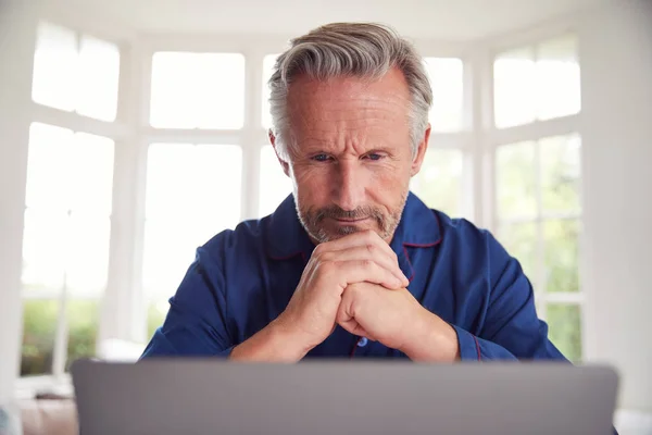 Poważny Dojrzałe Człowiek Patrząc Górę Informacji Online Pomocą Laptopa — Zdjęcie stockowe