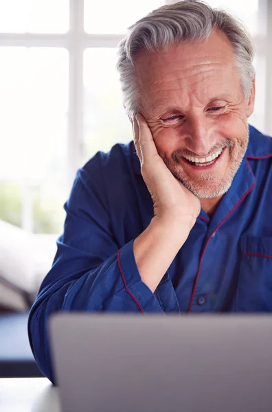 Uomo Maturo Avendo Consultazione Online Con Medico Casa Sul Computer — Foto Stock