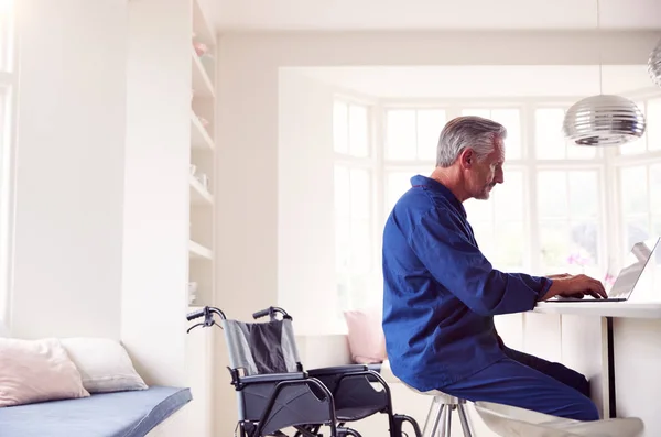 Gammal Man Rullstol Slå Upp Information Medicin Nätet Med Hjälp — Stockfoto