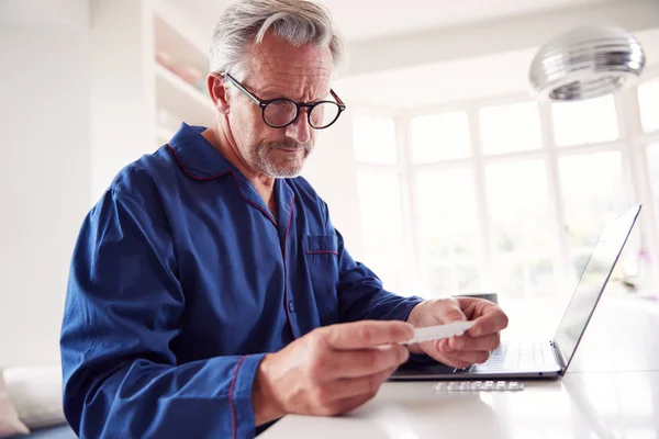 Gammal Man Hemma Slå Upp Information Medicin Nätet Med Hjälp — Stockfoto