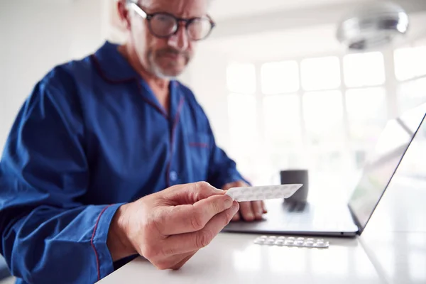 Volwassen Man Thuis Zoek Naar Informatie Medicijnen Online Met Behulp — Stockfoto