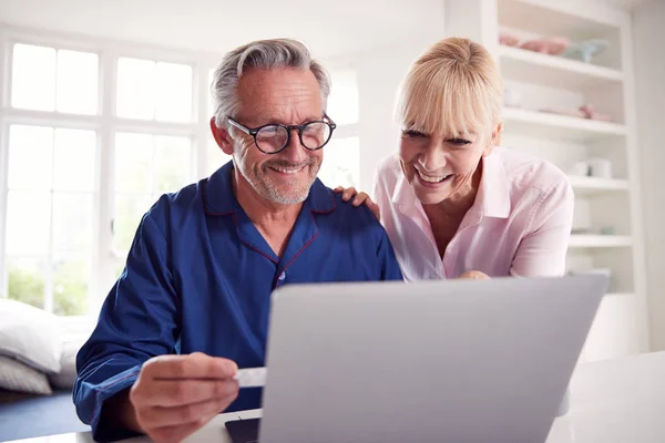 Ältere Paare Hause Suchen Informationen Über Medikamente Online Mit Laptop — Stockfoto