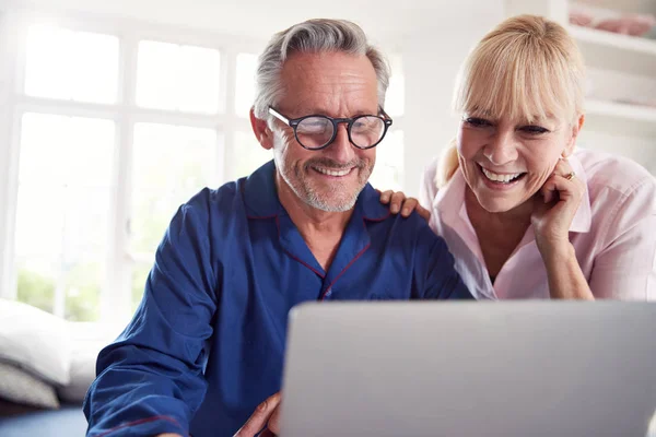 Coppia Matura Casa Alla Ricerca Informazioni Farmaci Online Utilizzando Computer — Foto Stock