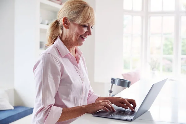 Volwassen Gehandicapte Vrouw Met Krukken Thuis Werken Laptop Keuken Teller — Stockfoto