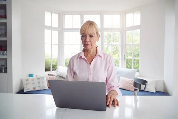 Ältere Behinderte Frau Mit Krücken Arbeitet Hause Laptop Auf Der — Stockfoto