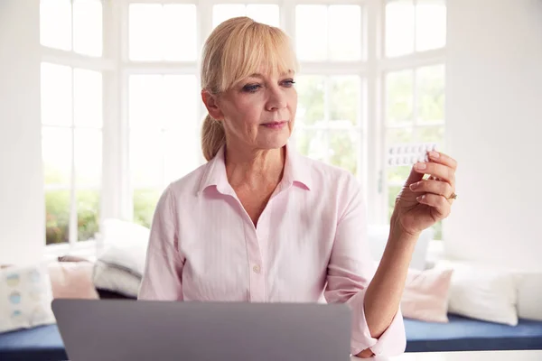 Ältere Frau Hause Sucht Online Laptop Nach Informationen Über Medikamente — Stockfoto