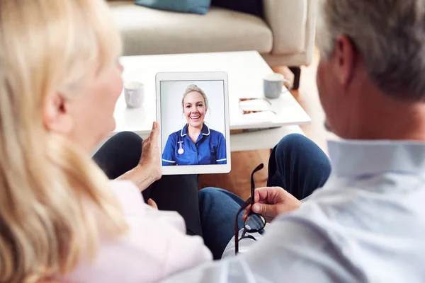 Ältere Paare Mit Online Beratung Mit Krankenschwester Hause Auf Digitalem — Stockfoto