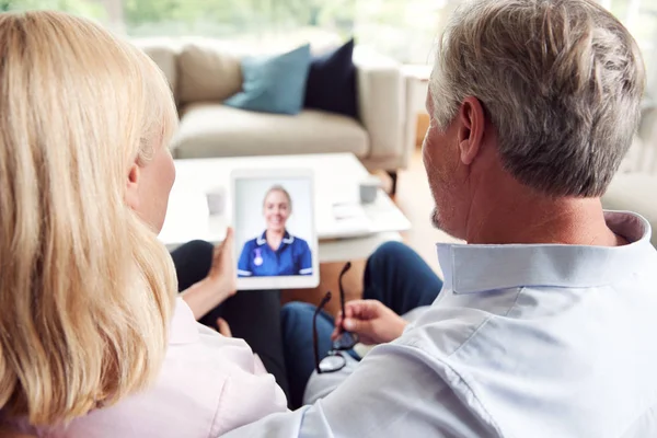 Ältere Paare Mit Online Beratung Mit Krankenschwester Hause Auf Digitalem — Stockfoto