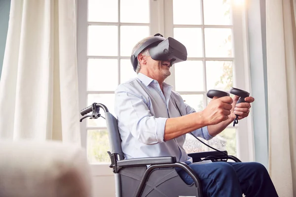 Зрелый Инвалид Инвалидной Коляске Дома Наушниках Виртуальной Реальности Держащий Игровые — стоковое фото