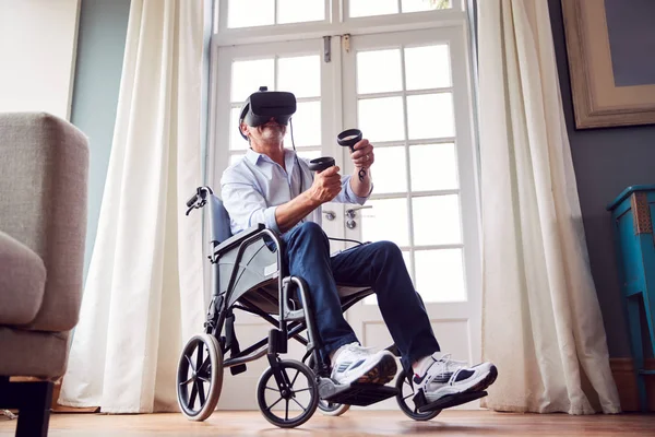 Maturo Disabile Uomo Sedia Rotelle Casa Indossando Realtà Virtuale Auricolare — Foto Stock