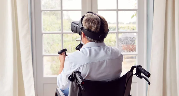 Homme Handicapé Mature Fauteuil Roulant Maison Portant Casque Réalité Virtuelle — Photo