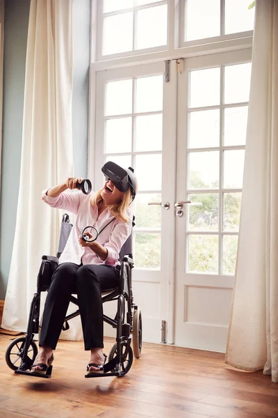 Mujer Discapacitada Madura Silla Ruedas Casa Con Auriculares Realidad Virtual — Foto de Stock