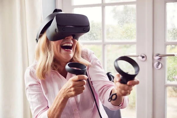 Mujer Discapacitada Madura Silla Ruedas Casa Con Auriculares Realidad Virtual — Foto de Stock