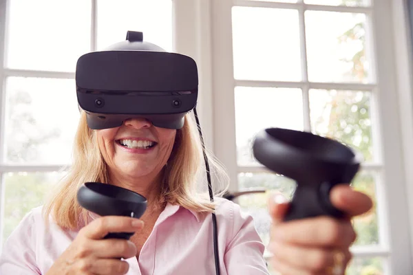 Зріла Жінка Інвалідному Візку Вдома Гарнітурі Віртуальної Реальності Ігровими Контролерами — стокове фото