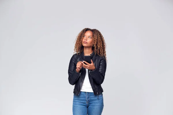 Studio Shot Woman Wearing Leather Jacket Sending Text Message Mobile — ストック写真