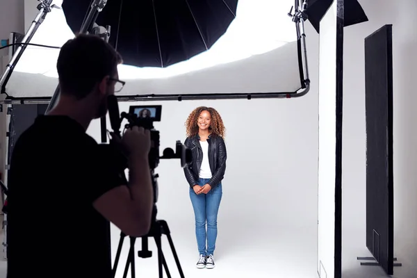 Modèle Féminin Travaillant Sur Plateau Dans Studio Photographique Cinématographique — Photo